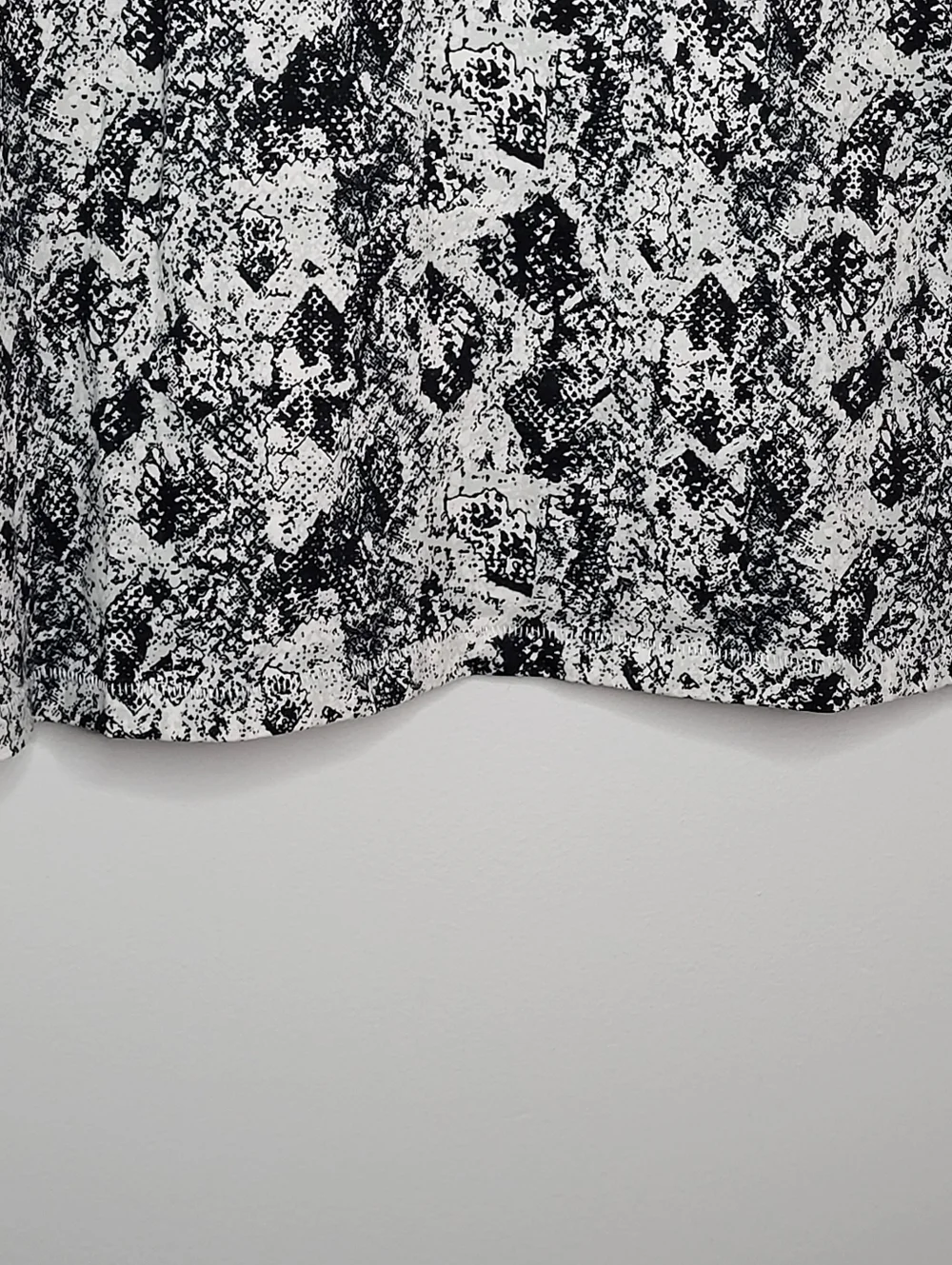rag & bone All Over Snake Cotton Tee Classic Fit Size M Graphic Tee - Picture 7 of 11